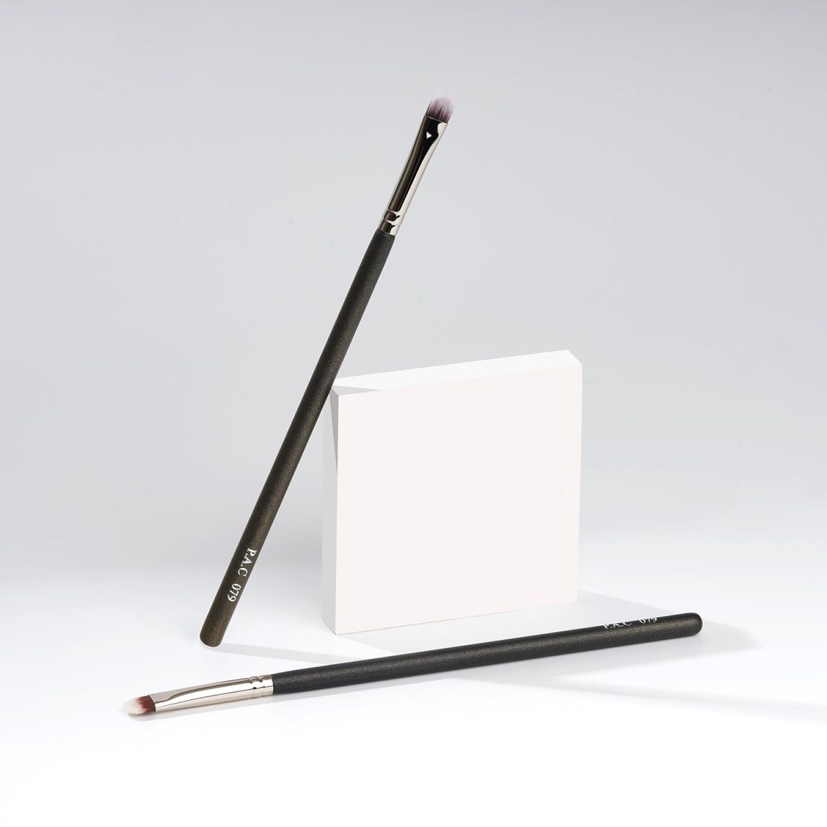 PAC Eyeshadow Brush 079 - Image 4