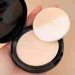 Bridester Fit Me Compact Powder Clever Cat,Lightweight,Oil-control,Vitamin E,2in1,For Indian Skin Tones Compact 18g - Image 3