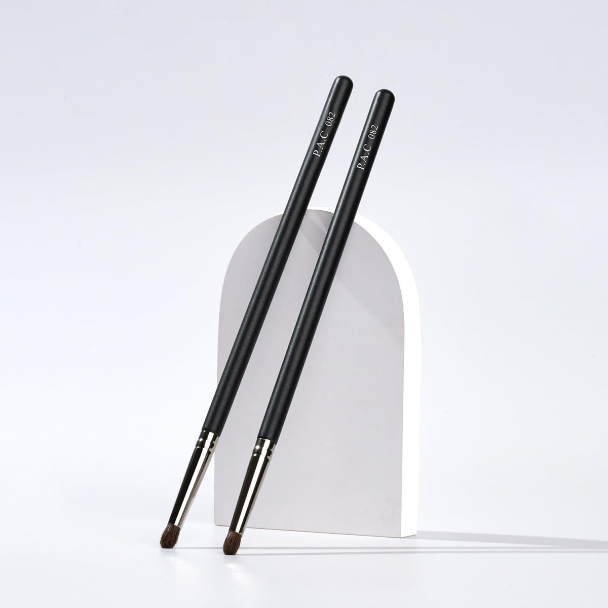 PAC Eyeshadow Blending Brush 082 - Image 4