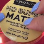 Revolution Relove Compact powder matte banana loose powder - Image 4