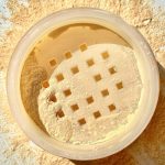 Revolution Relove Compact powder matte banana loose powder - Image 3