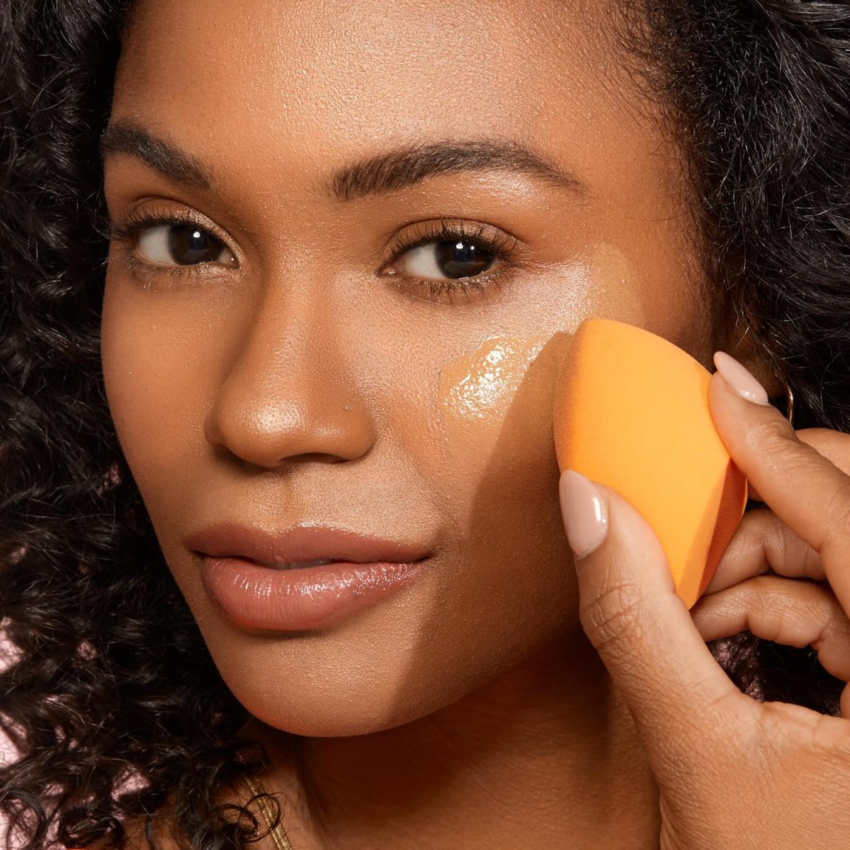 Real Techniques Miracle Complexion Sponge with Travel Sponge Case - Image 9